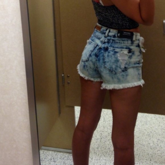 Acid Wash Distressed Jean Shorts - Picture 4 of 4